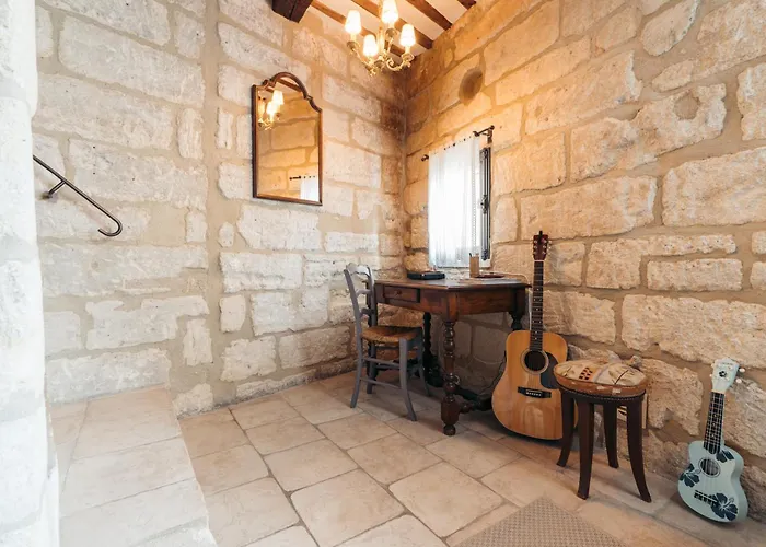 La Bourgade D'uzes Yourhosthelper