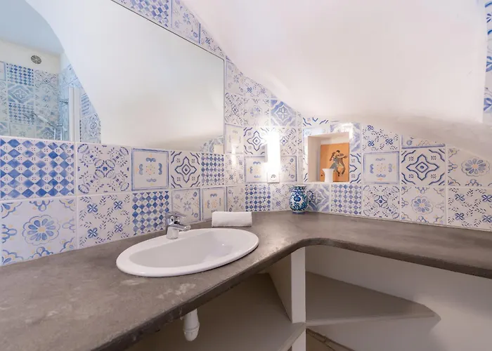 La Bourgade D'uzes Yourhosthelper *